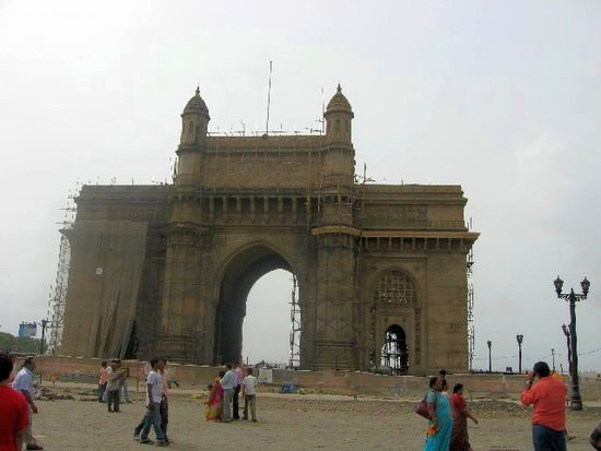 Eines der Wahrzeichen Mumbais, das Gateway of India direkt am Meer (leider gerade eingerüstet). Hier marschierte 1948 das letzte britische Kontingent ab und beendete somit das Zeitalter der britischen Herrschaft in Indien.