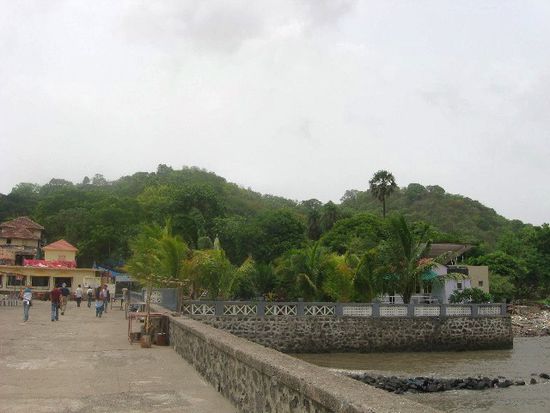 Elephanta-Island: 3 Dörfer, 1200 Einwohner und die Elephanta-Höhlen (UNESCO-Weltkulturerbe), die den meisten Einwohnern der Insel ermöglichen, vom Tourismus zu leben