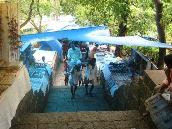 wer zu faul oder körperlich zu gebrechlich ist, um die Stiegen zu den Elephanta-Caves hochzugsteigen, kann sich von Trägern raufschleppen lassen