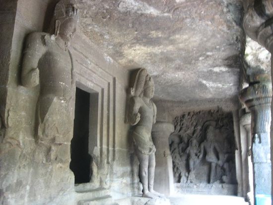 Statuen in den Elephanta-Höhlen