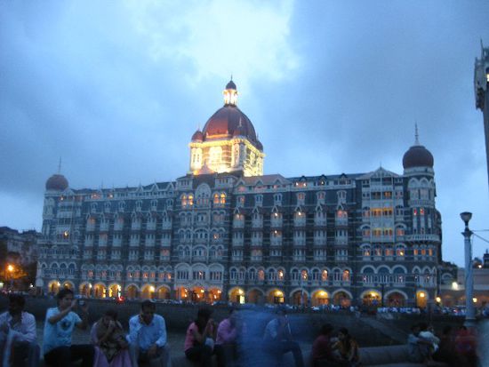 das Taj Mahal Palace Hotel am Abend