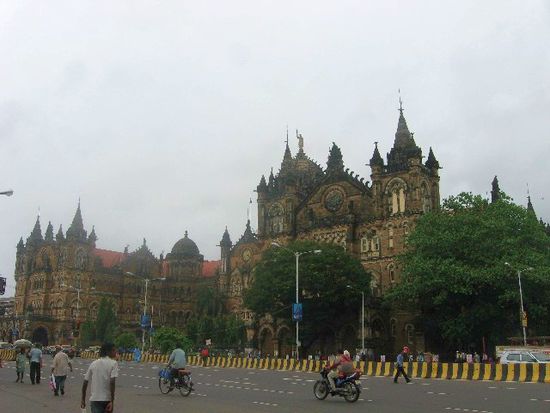 Mumbai Chatrapati Shivaji Terminus (kurz CST-Station), neben den Elephanta-Caves das zweite UNESCO-Weltkulturerbe in der Gegend, und außerdem einer der belebtesten Bahnhöfe Indiens