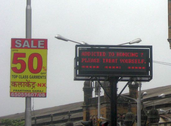"Addicted to honking? Please treat yourself.". Anscheinend zeigen diese Hinweistafeln Wirkung, denn es wird meines Empfindens nach wesentlich weniger als zB in Kolkata gehupt.
