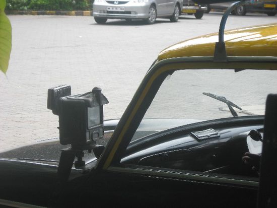 Taxis im Mumbai haben vorteilhafterweise Taximeter, die der Fahrgast beim Einsteigen ausklappt. Man braucht allerdings auch noch die Umrechnungstabelle, um den Rechnungsbetrag zu erhalten.