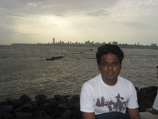 Ashok, ein netter Inder, mit dem ich auf dem Marine Drive ins Gespräch kam. Im Hintergrund Stadtgegend Malabar Hill.