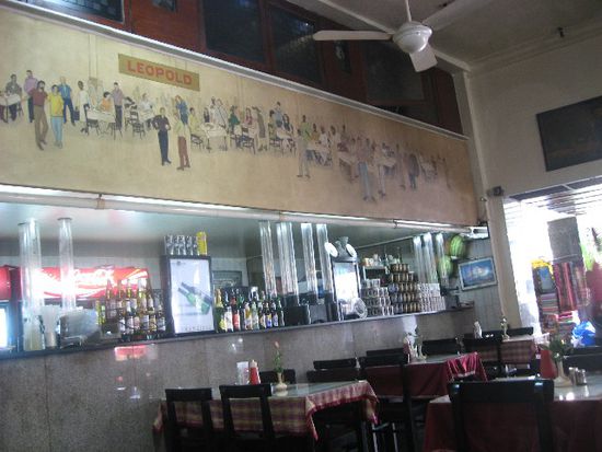 Leopold, ein sehr bekanntes, viele Jahre altes Café in Colaba