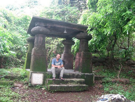 kleiner Tempel mitten im Wald auf der Insel Elephanta