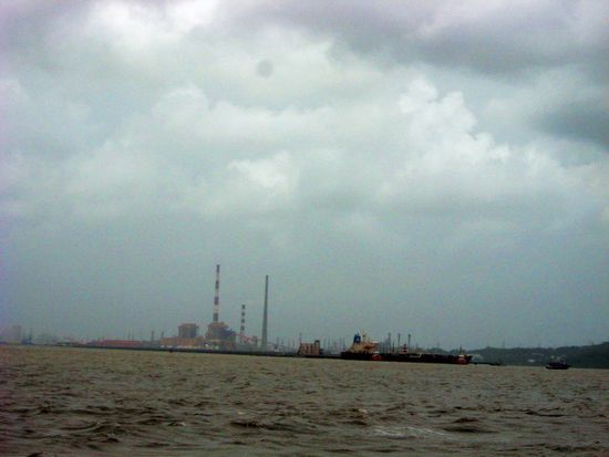 große Raffinerie auf dem Weg nach Elephanta Island