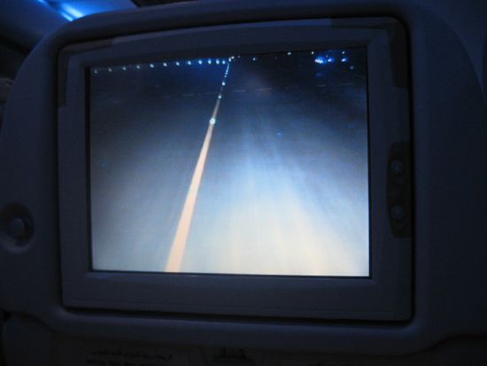 bei Etihad Airways auch Economy-Class mit einem Unterhaltungsbildschirm für jeden: mit Boardkamera (nach vorne oder nach unten), Navigationsdarstellungen, über 70 wählbaren Spielfilmen, Musiksendern, Telefon (USD 6 pro Minute), Kartenspielen wie Black Jack oder Poker und anderem Krimskrams