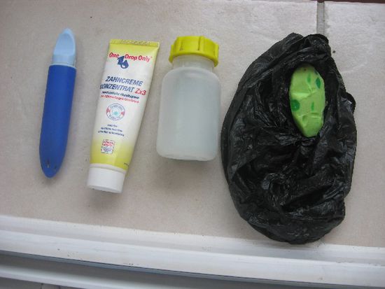 Unglaublich aber wahr: mit dieser Tube Zahncreme ("One Drop Only") kam ich auf meiner ganzen Reise aus. Ebenso reichte zum Haare waschen der mittlere Behälter mit H&S-Shampoo, ohne dass ich Läuse bekommen hätte . Seifen gingen indes schon ein paar drauf, schließlich musste ich ja oft meine Wäsche waschen.