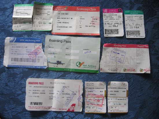 die One-Way-Boardingpässe für die Flüge München->Doha, Doha->Bangkok, Luang Prabang->Bangkok, Bangkok->Koh Samui, Bangkok->Kolkata, Kolkata->Kathmandu, Kathmandu->Lukla, Delhi->Leh, Delhi->Mumbai, Mumbai->Abu Dhabi, Abu Dhabi->München (gesamt ca. EUR 1390)