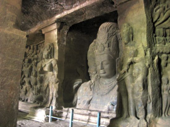 Statuen in den Elephanta-Caves