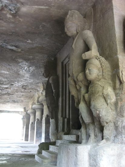 Statuen in den Elephanta-Caves