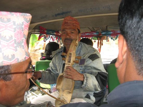 Gaudiamusikant im Kleinbus von Kathmandu nach BesiSahar