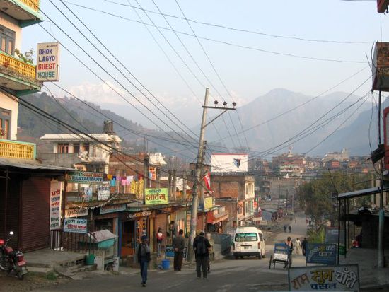 BesiSahar - Ende der Betonstrasse und ueblicher Startpunkt des Annapurna-Treks (im Hintergrund links ein Teil von Manaslu, mit 8163m einer der 14 8000er)