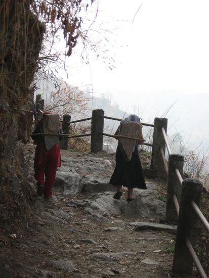 Steine schleppende Frauen (an dieser Stelle stuerzte vor einigen Jahren ein Verfasser des Magazins Himalayan ab und musste ein paar Tage da unten ausharren, bevor er gefunden wurde. Er ueberlebte und liess aus Dank dieses Gelaender errichten)