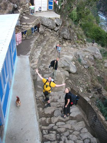 Mehrtages-Trekkerkollegen Yvonne, David, Jan und Guide Krishna (in Chamje)