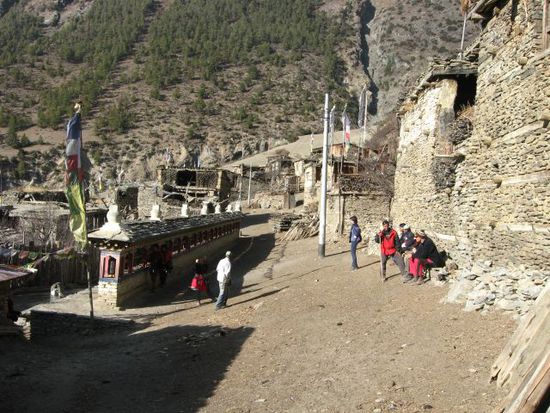 Gebetsmuehlen in Upper Pisang (man geht an buddhistischen Heiligtuemern stets im Uhrzeigersinn bzw. links vorbei und dreht dabei die Gebetsmuehlen)