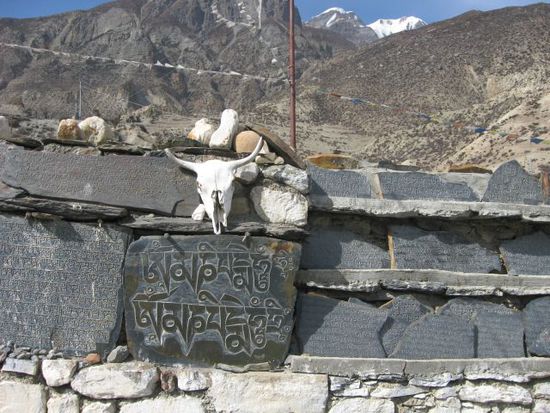 ueberall Gebetstafeln (hier Naehe Manang)