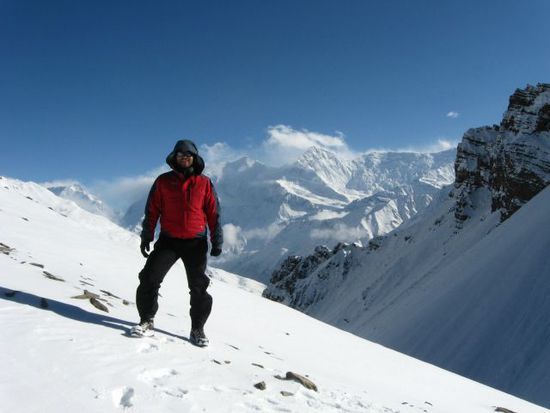 meine Wenigkeit vor Annapurna III und Gangapurna (in Naehe von High Camp)