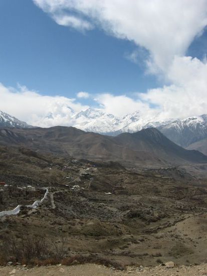 nach 1600m Abstieg vom Thorung La endlich Muktinath in Sicht! (im Hintergrund Tukche Peak, Dhampus Peak, Thapa Peak etc.)