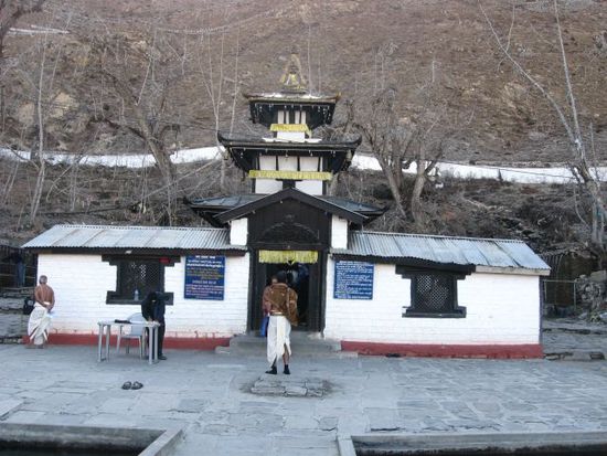 beruehmter, kleiner Hindu-Pilgertempel in Muktinath (viele Inder fliegen mit dem Hubschrauber von Pokhara dort hin, sofern sie es sich leisten koennen)