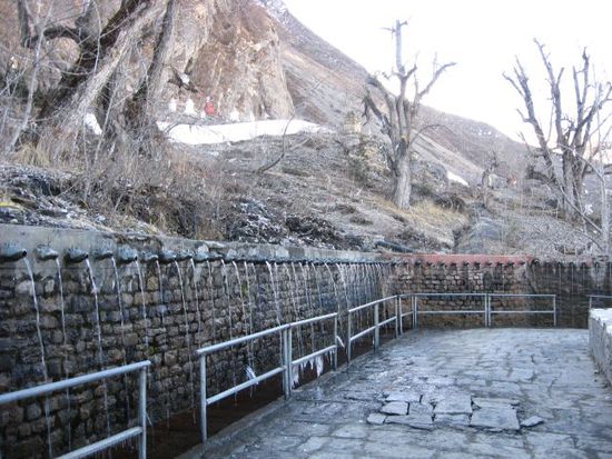 eiskalte Wasserfontaenen im Muktinath-Tempel, durch die Hindus halbnackt durchgehen