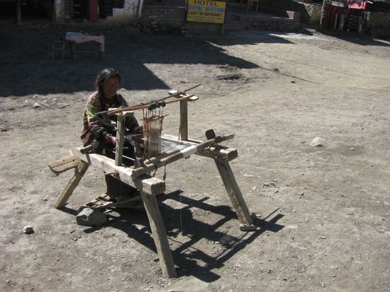 eine Weberin in Muktinath