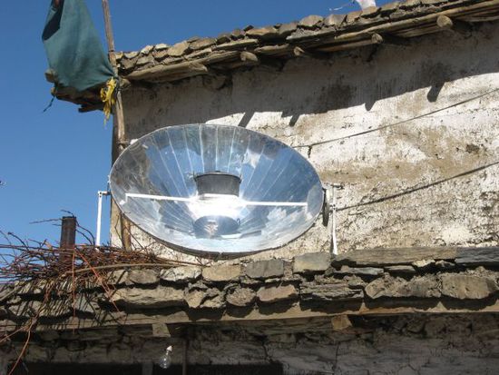 nepalesische Solartechnik: so wird Wasser zum Kochen gebracht