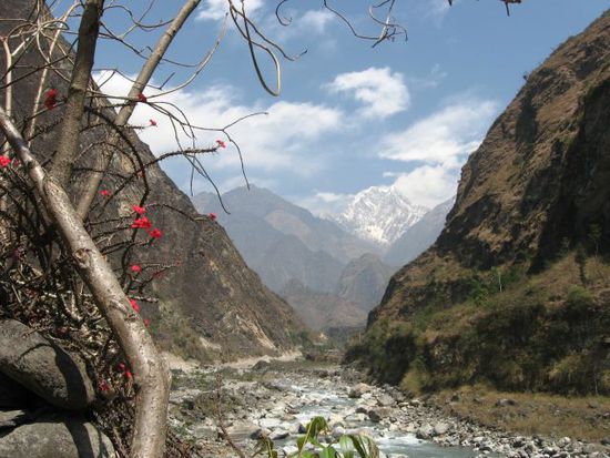 "Kurort" Tatopani (im Hintergrund einer der Niligiri-Peaks / in diesem Gebiet befindet sich die tiefste Schlucht der Welt, die Kali-Gandaki-Schlucht)