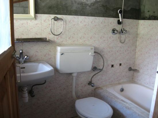 Hotelzimmer in Tatopani mit eigenem Bad (allerdings mit unbrauchbarer Badewanne) - ein wahrlich ungewohnter Luxus auf dem Trek!