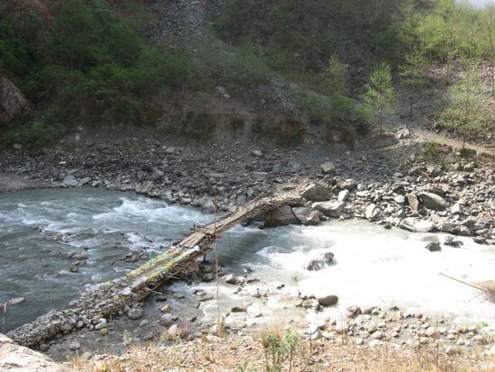 etwas fragwuerdige Brueckenkonstruktion ueber den Kali Gandaki