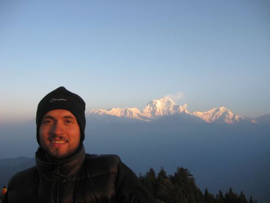die ersten Sonnenstrahlen fallen auf Daulaghiri I 8167m und Tukuche Peak 6920m (Sicht von Poon Hill)