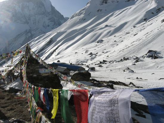 Blick auf tibetische Gebetsfahnen und auf die Lodges des ABC