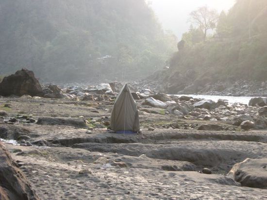 die Latrine, ein wichtiger Bestandteil eines guten Camps... (nicht im Bild: Helm auf aufgestelltem Paddel = frei, Helm liegt neben aufgestelltem Paddel am Boden = besetzt)