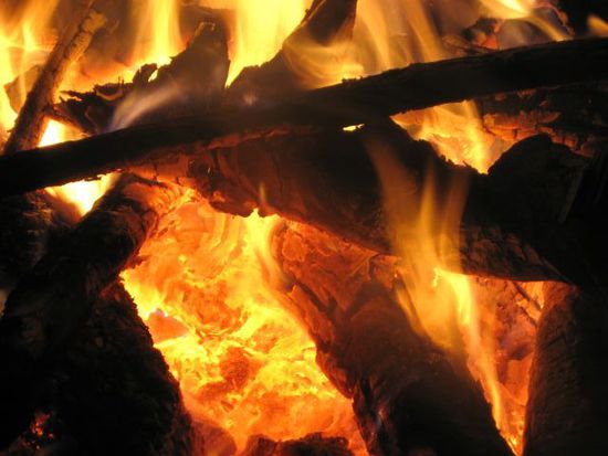 Blick ins obligatorische Lagerfeuer