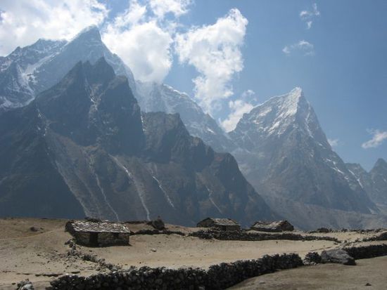 verlassene Behausungen mit Yakgehegen am Weg vom EBC Richtung Dingboche, im Hintergrund (vermutlich) Tawoche Peak und Cholatse