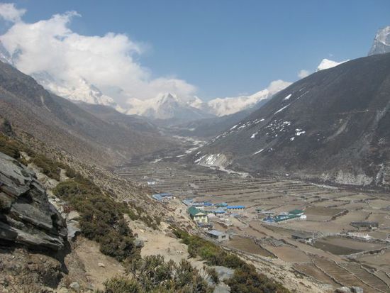 Blick auf Dingboche und das sandige, windige, bewoelkte Tal Richtung Island Peak