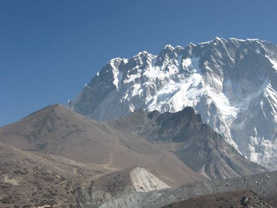 Chukhung Ri linker und rechter (interessanterer) Aussichtspunkt, im Hintergrund die Nuptsewand