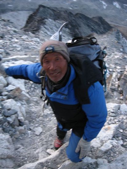 mein 61-jaehriger Guide Phuri Sherpa beim ersten Versuch