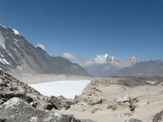 Blick auf den "Imja Tso", einen zugefrorenen Gletschersee beim Island Peak Base Camp