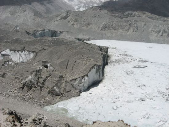 Gletschermassen des Imja Tso - die Eismassen knarren vor sich hin