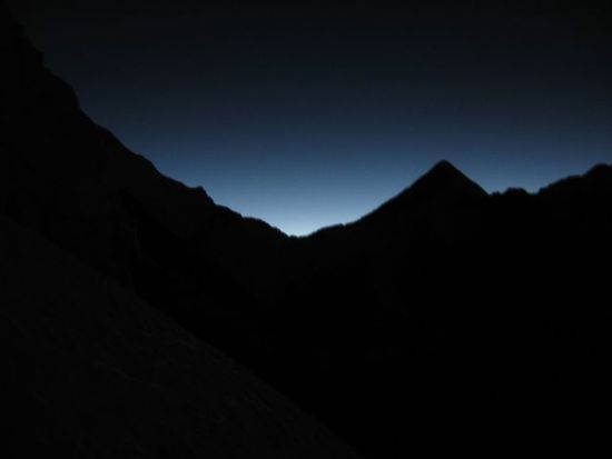 nach ein paar Stunden mit Stirnlampe die ersten Anzeichen eines neuen Tagesbeginns