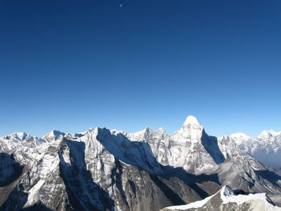 Blick vom Gipfel auf Ama Dablam u.a. Berge