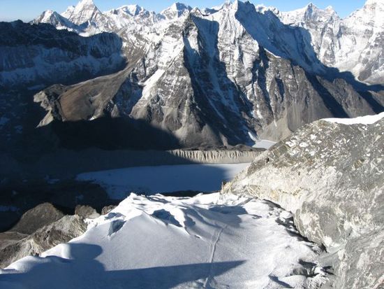 Blick vom Gipfel auf den Gletschersee Imja Tso