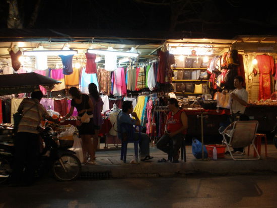 Die Staende auf dem Nachtmarkt