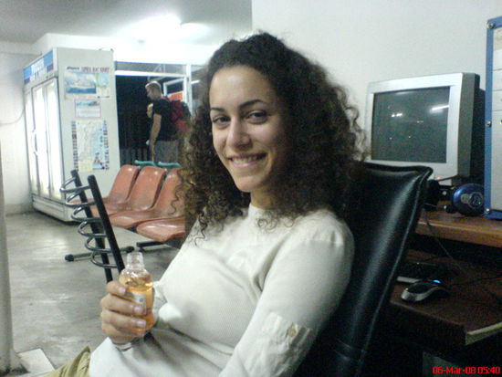 Buh mit Flachmann morgens um 07:00 beim Warten auf die Faehre nach Ko Tao (PS: ist nur Mundwasser)