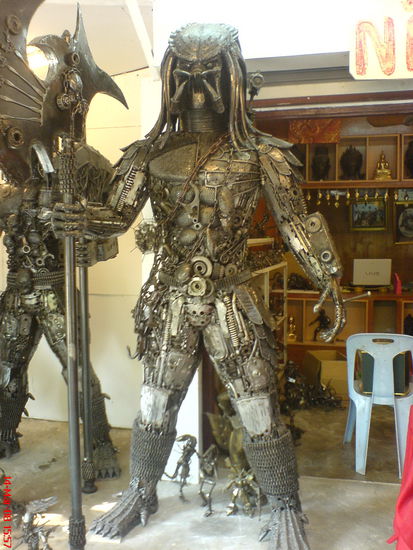 Predator aus Schrott