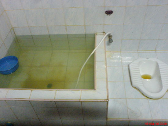 Und sowas erwartet einen, wenn man ein oeffentliches Klo aufsucht.. no paper no seat no flush.. nur Schlauch und Schoepfschuessel.. yammy