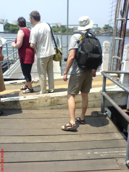 Kamera, Sandalen, Fischerhut und riesiger Rucksack.. fehlen nur noch Socken.. der Touri, wie er im Buche steht!